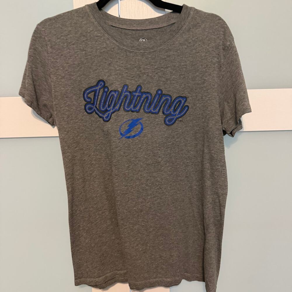 NHL Tampa Bay Lightning Women’s XL Gray Graphic T-Shirt Short Sleeve Hockey Tee